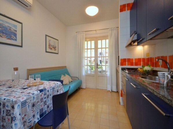 Jääkaappi, mikroaaltouuni, liesi, kahvin-/teenkeitin