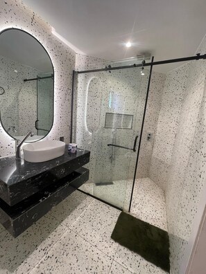 Dusche, Bidet, Handtücher, Seife