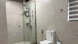 Kamar Double, balkon, pemandangan gunung | Kamar mandi | Shower, pancuran hujan, pengering rambut, dan kloset