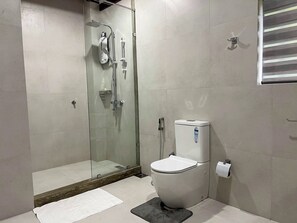 Tweepersoonskamer, balkon, uitzicht op bergen | Badkamer | Een douche, een regendouche, een haardroger, een bidet