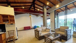 Kamar Double, balkon, pemandangan gunung | Area keluarga | Smart TV 32-inci dengan saluran TV digital