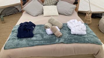 1 bedroom, bed sheets