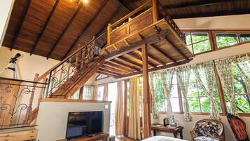 Suite Keluarga, balkon, pemandangan gunung | Meja kerja, ruang kerja ramah laptop, dan tirai kedap cahaya