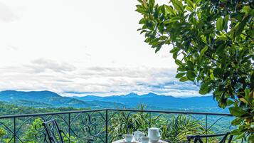 Phòng Suite dành cho gia đình, ban công, quang cảnh núi | Bàn, khu vực làm việc phù hợp cho laptop, màn/rèm cản sáng