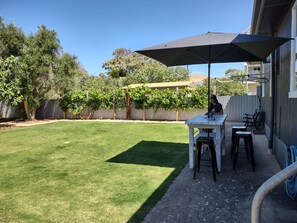 Outdoor dining - Sellicks Beach Getaway - Cosy 3 bedroom home, 1 street back from beach. Sleeps 8 (Sellicks Beach)