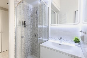 Dusche, Haartrockner, Bidet, Handtücher