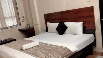 Ropa de cama de alta calidad, minibar y tabla de planchar con plancha