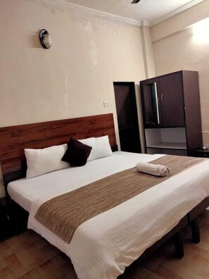 Ropa de cama de alta calidad, minibar y tabla de planchar con plancha 