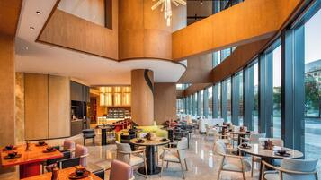 3 restaurants, serveren ontbijt