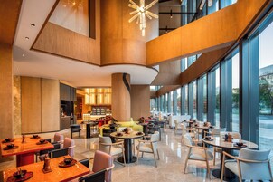 3 restaurants, breakfast served