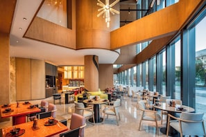 3 restaurantes, se sirve desayuno