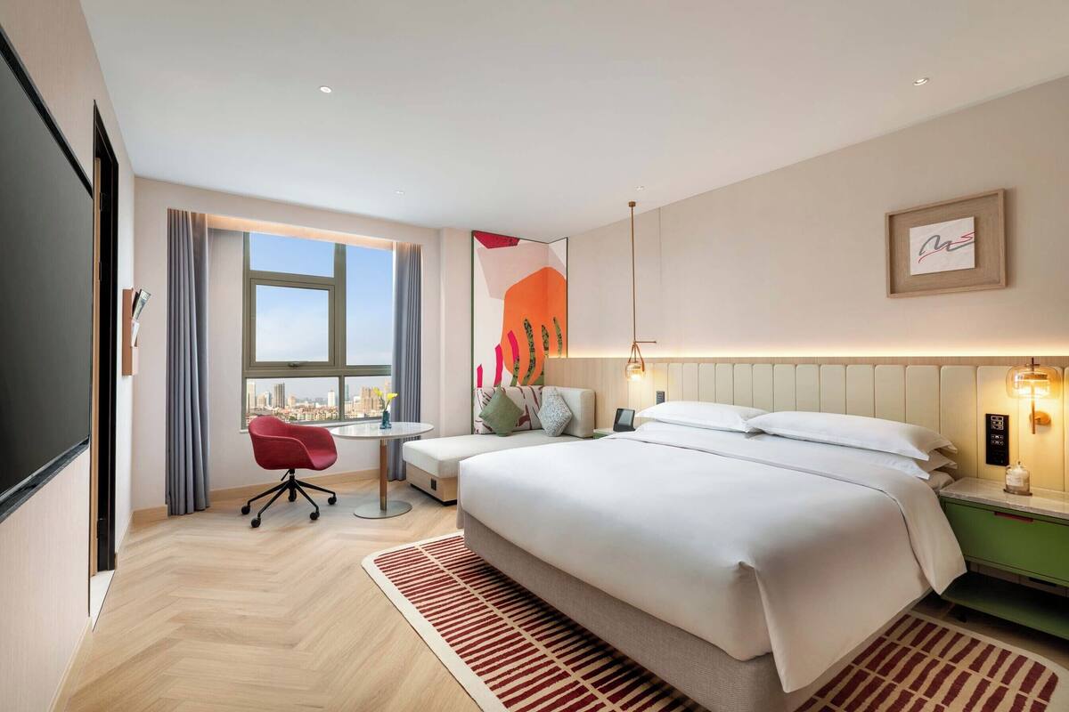 Habitació prèmium, 1 llit de matrimoni gran, vistes a la ciutat | Roba de llit d'alta qualitat, cobrellits, minibar i escriptori