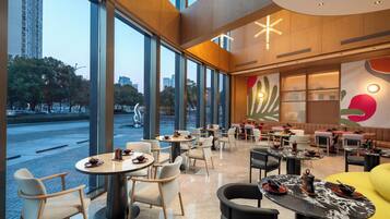 3 restaurants; breakfast and dinner served