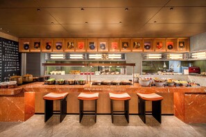 Petit déjeuner buffet servi tous les jours en supplément