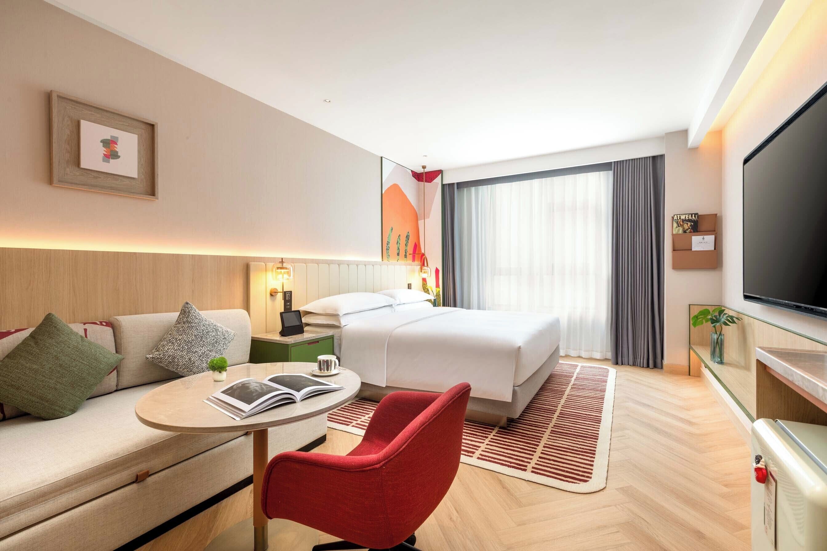 Roba de llit d'alta qualitat, cobrellits, minibar i escriptori 