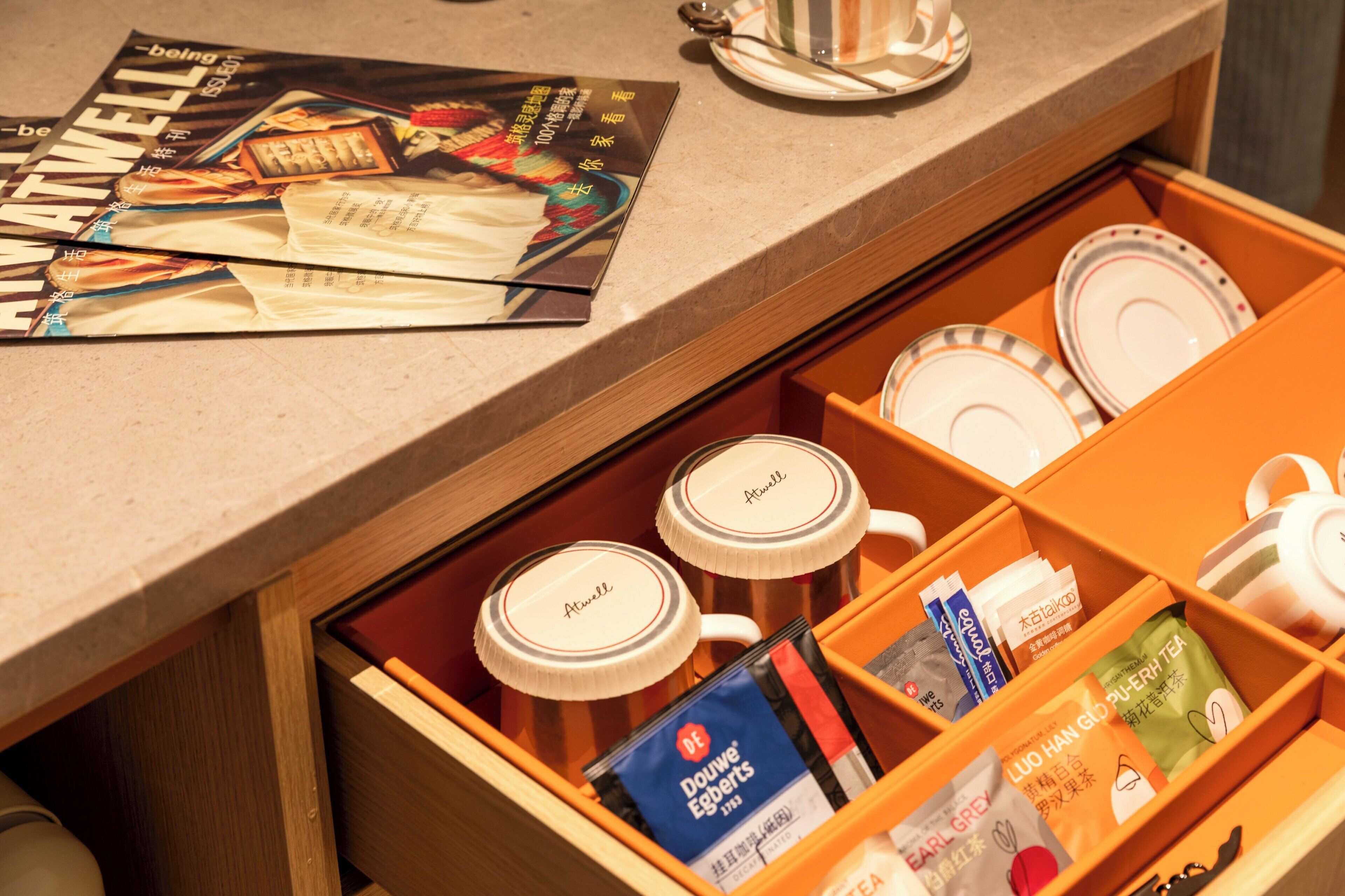 Seprai premium, selimut bulu angsa, minibar, dan meja kerja