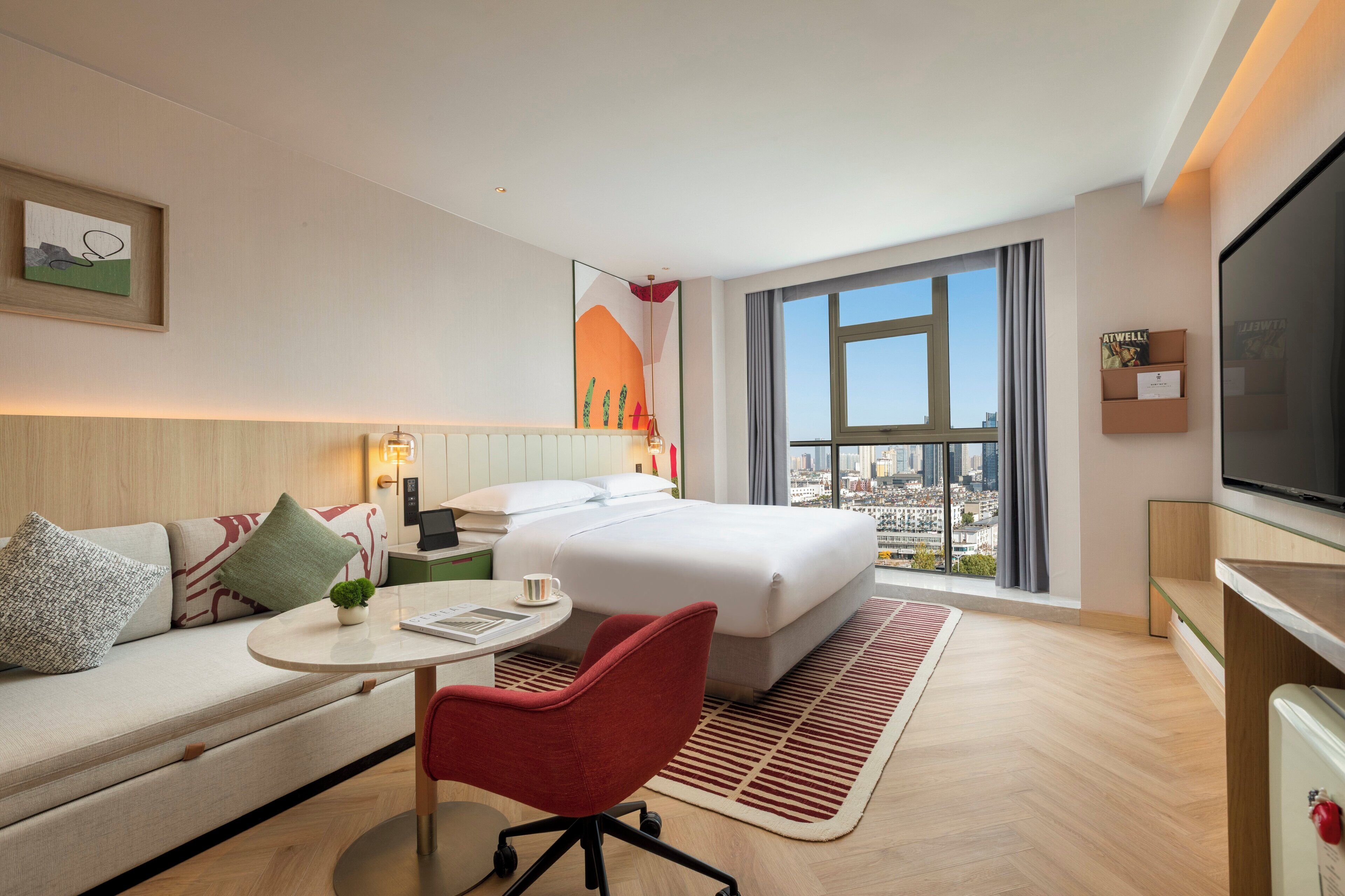 Ropa de cama de alta calidad, cubrecamas y minibar 