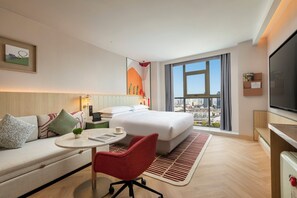 Rom – standard, 1 kingsize-seng, byutsikt | Sengetøy av topp kvalitet, dundyner, minibar og skrivebord