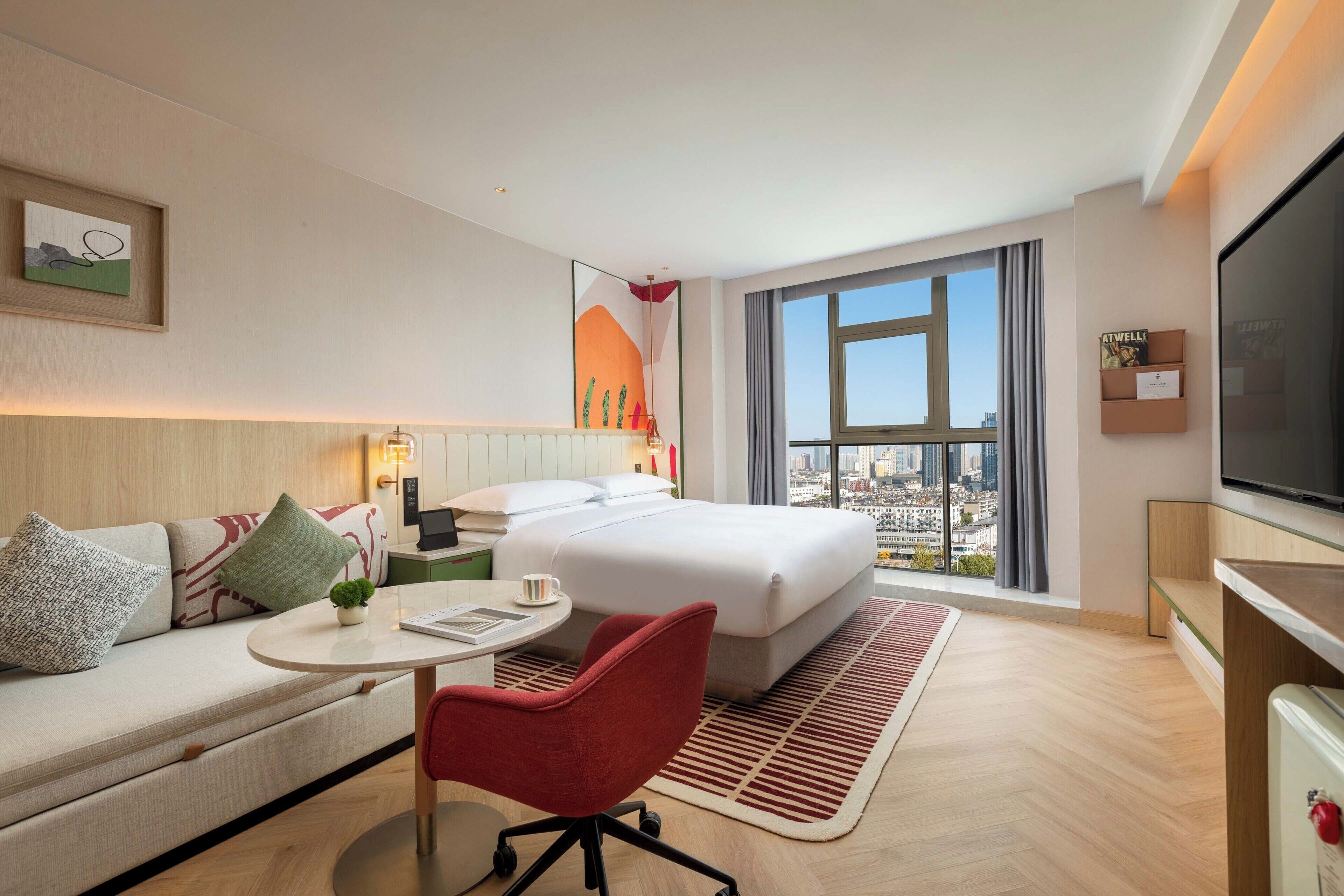 Ropa de cama de alta calidad, cubrecamas, minibar y escritorio 