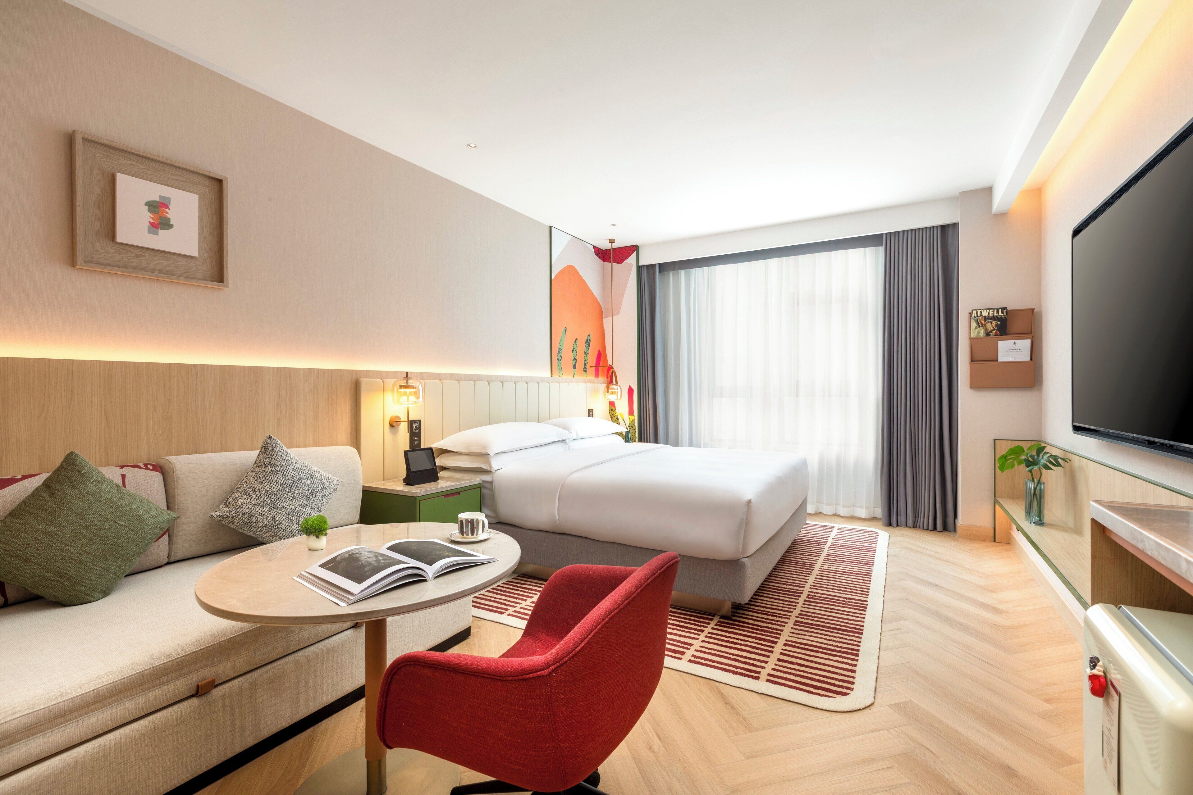 Bộ đồ giường cao cấp, chăn bông, minibar, bàn 