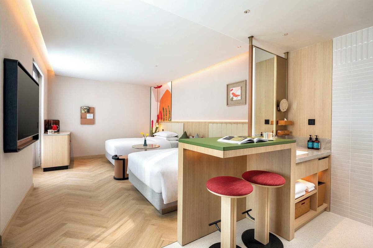 Roba de llit d'alta qualitat, cobrellits, minibar i escriptori