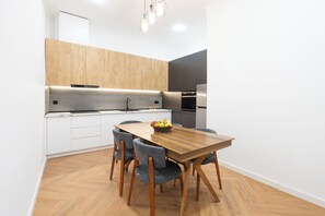 Stadtwohnung, 4 Schlafzimmer, Balkon | Eigene Küche