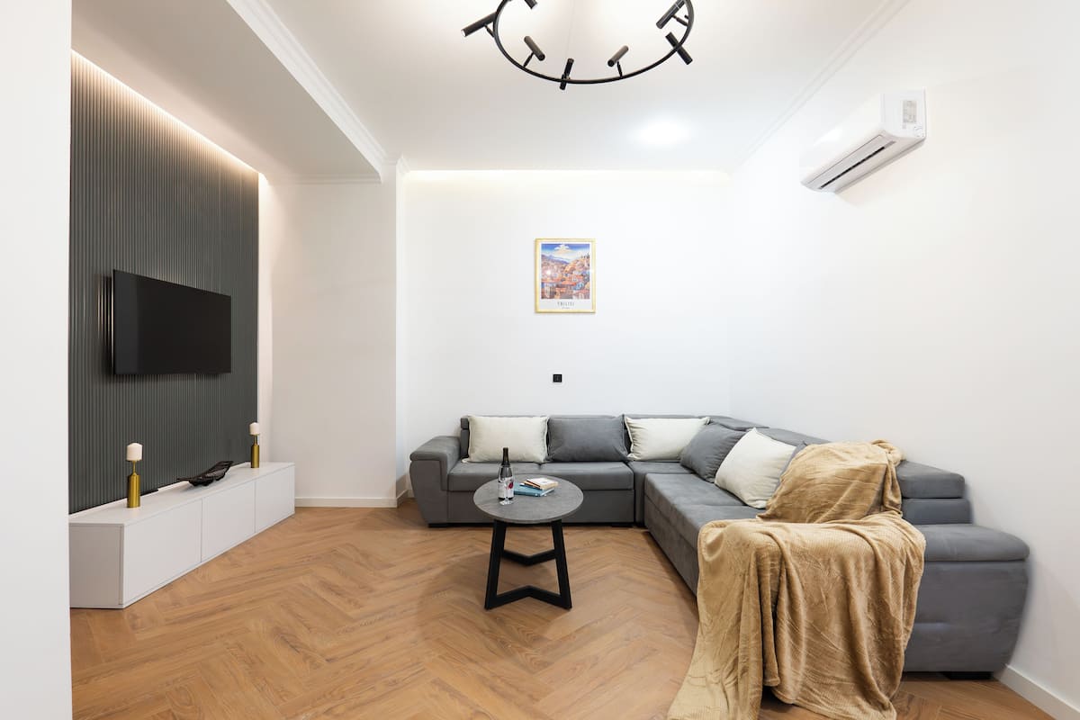Casa de ciudad, 4 habitaciones, balcón | Área de sala de estar | Televisión de 43 pulgadas con canales por cable