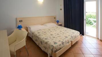 Classic Double or Twin Room, Garden View | In-room safe, desk