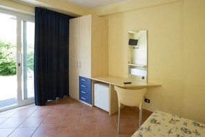 Comfort Room, Garden View | In-room safe, desk