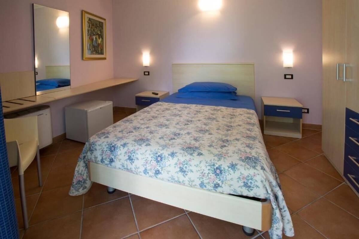 Habitación individual básica, vistas al jardín | Caja fuerte y escritorio