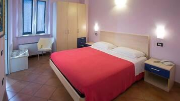 Doppia Basic | Una cassaforte in camera, una scrivania