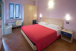 غرفة مزدوجة بتجهيزات أساسية | خزنة داخل الغرفة ومكتب