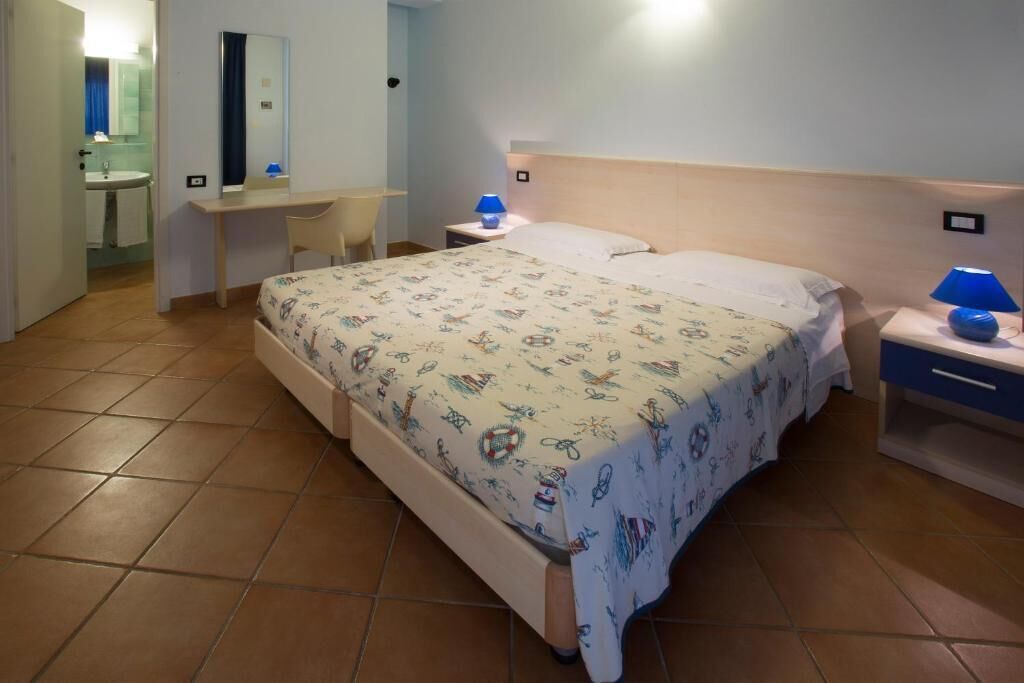 Classic Double or Twin Room, Garden View | In-room safe, desk