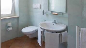 Doppia Basic | Bagno | Doccia, asciugacapelli, asciugamani, sapone