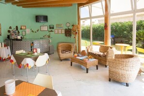 بوفيه فطور مجانًا يوميًا