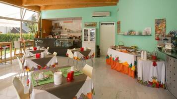 TĂ€gliches inbegriffenes FrĂŒhstĂŒcksbuffet