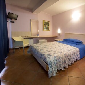 Yhden hengen perushuone, näköala puutarhaan | Tallelokero huoneessa, työpöytä