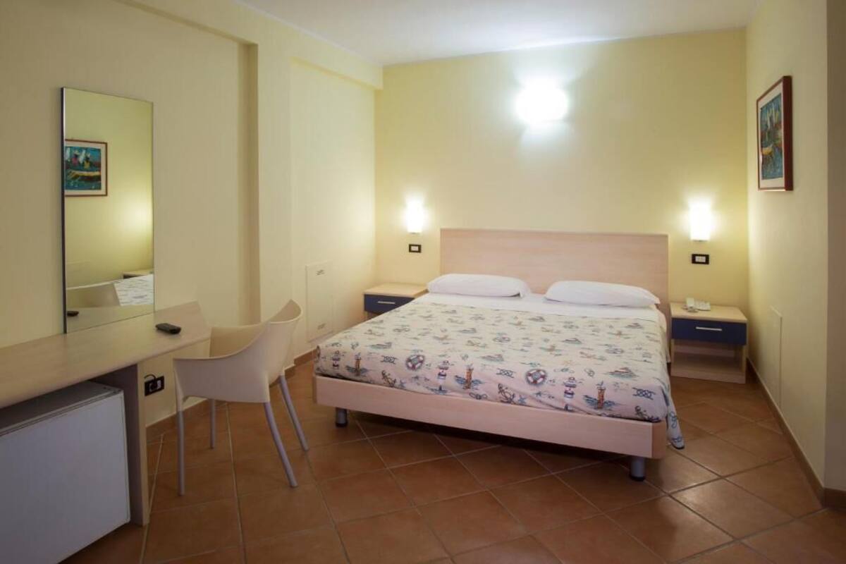 Habitación Confort, vistas al jardín | Caja fuerte y escritorio