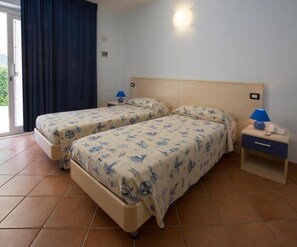 Classic dubbelrum eller tvåbäddsrum - utsikt mot trädgården | Värdeförvaringsskåp på rummet och skrivbord