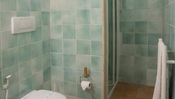 Habitació doble o amb dos llits individuals clàssica, vistes al jardí | Bany | Dutxa, assecador de cabells, tovalloles i sabó