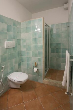 Klassieke kamer, 1 twee- of 2 eenpersoonsbedden, uitzicht op tuin | Badkamer | Een douche, een haardroger, handdoeken, zeep