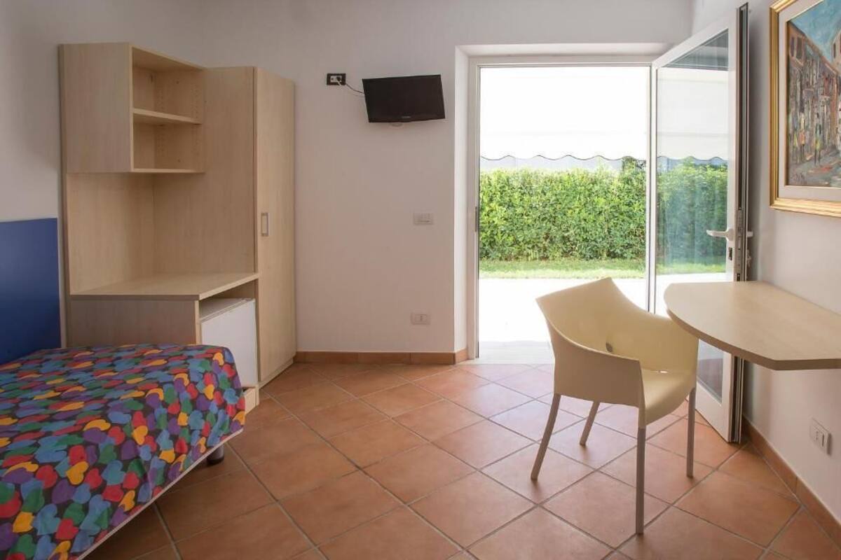 Classic Single Room | 1 bedroom, in-room safe, desk