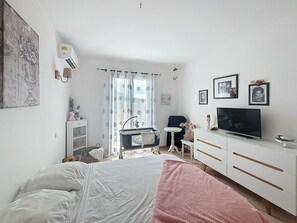 5 bedrooms, iron/ironing board, WiFi, bed sheets