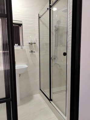 Habitación doble Deluxe, balcón, vista a la alberca | Baño | Regadera, amenidades de baño gratuitas, secadora de cabello, batas 