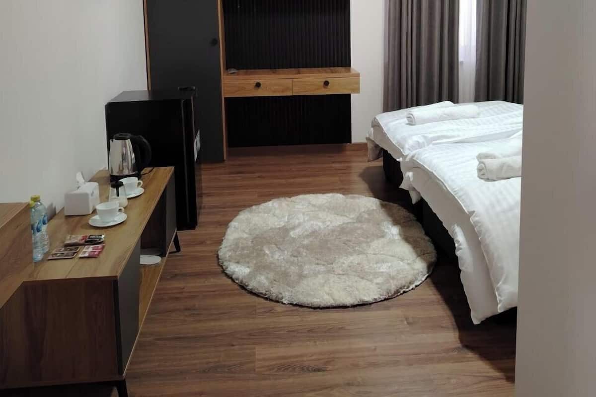Standaard Twin kamer | Een bureau, een laptopwerkplek, verduisterende gordijnen