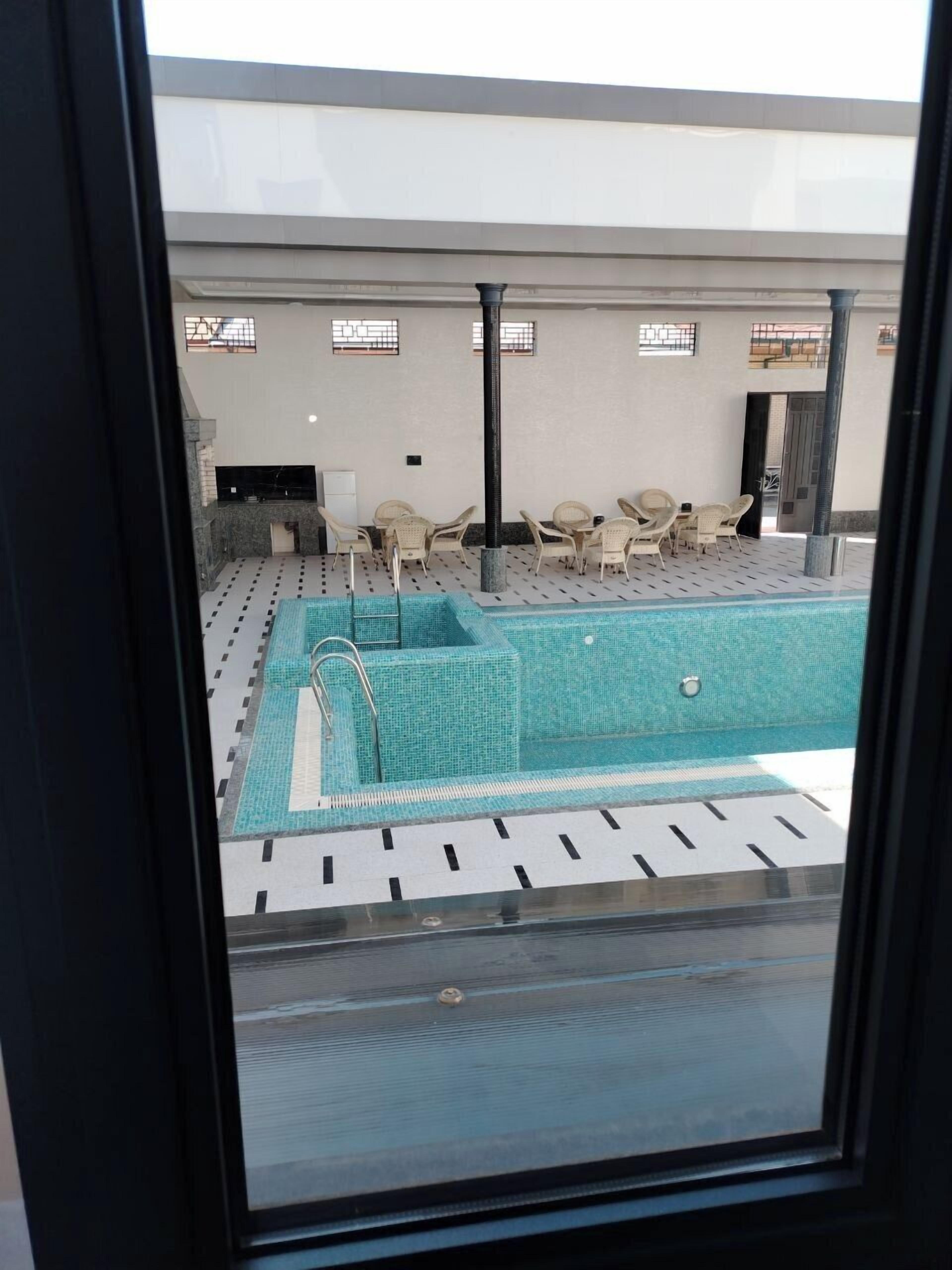 مكتب ومساحة عمل للكمبيوتر المحمول وستائر تعتيم وتجهيزات عازلة للصوت