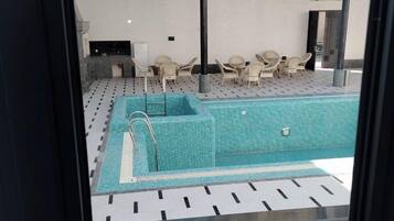 Meja kerja, ruang kerja ramah laptop, dan tirai kedap cahaya