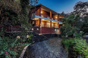 Façade de l’hébergement - soirée/nuit