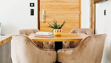 Apartment, 1 Queen-Bett und Schlafsofa, Bergblick | Wohnbereich