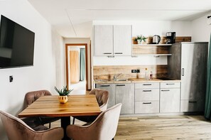 Apartamento, 1 cama de matrimonio con sofá cama, vistas a la montaña | Zona de estar | Una televisión